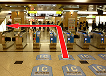 出JR大阪站中央检票口（1楼）后左转。